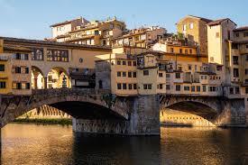 Ponte Vecchio a Firenze con i caratteristici edifici che si affacciano sul fiume Arno